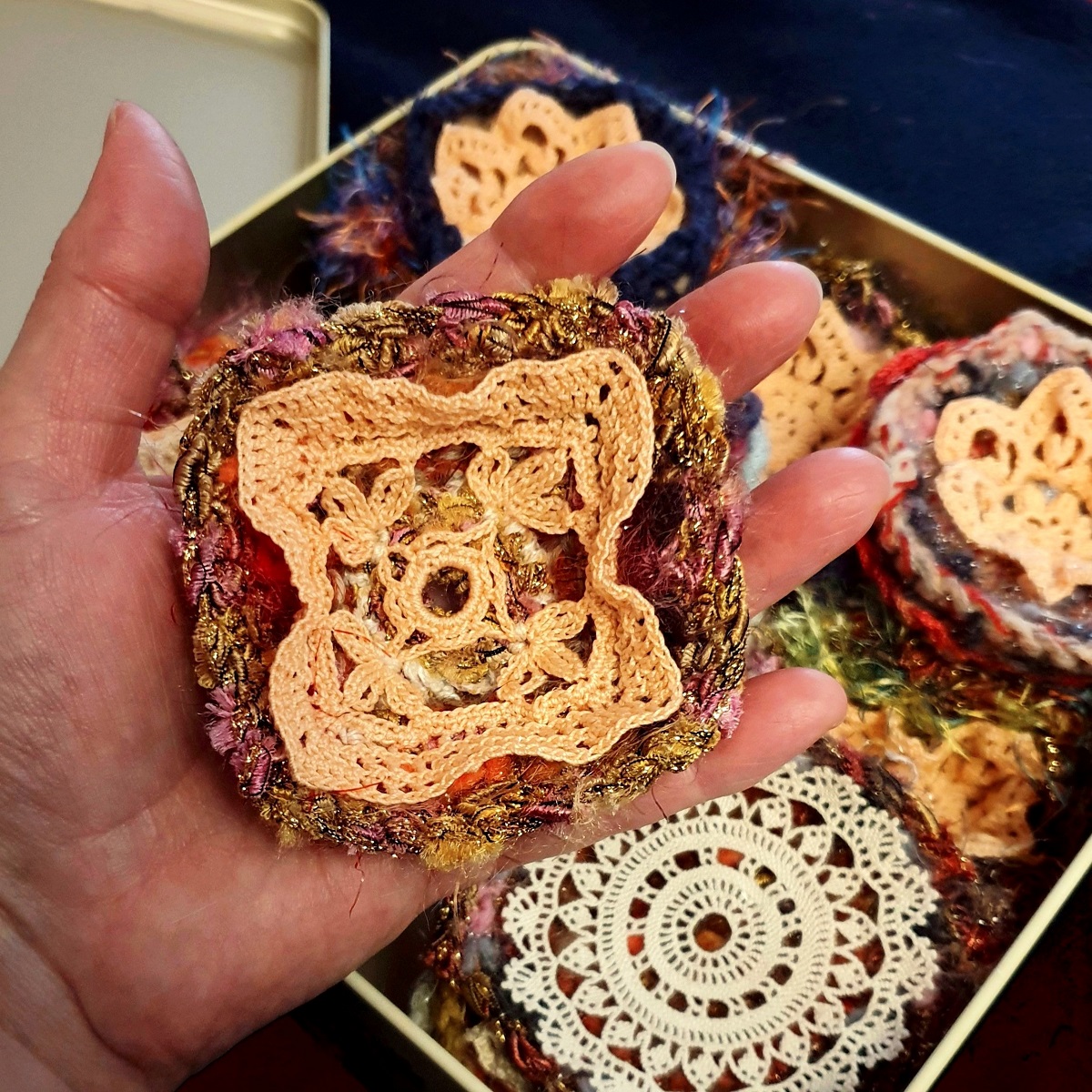 Abstract Flower #1 Fiber Art Brooch - Fiore Astratto #1 spilla fiber art