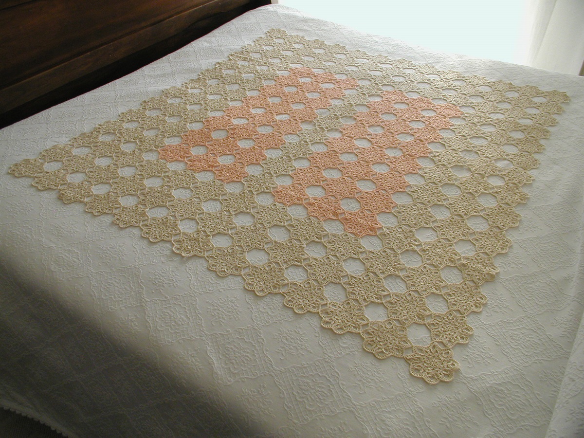 Charmant Lace Afghan in Soft Colors - Coperta arredo in pizzo crochet classico "Charmant"