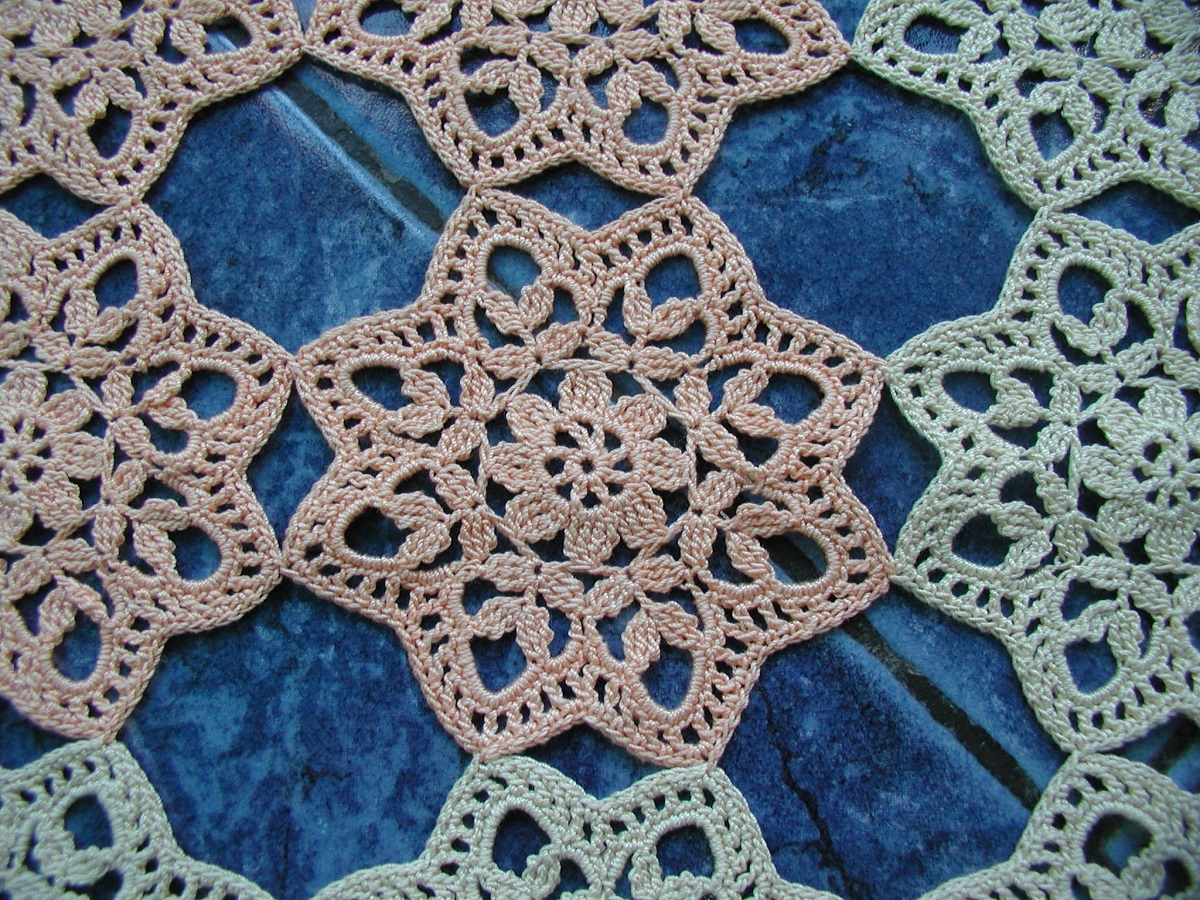 Charmant Lace Afghan in Soft Colors - Coperta arredo in pizzo crochet classico "Charmant"