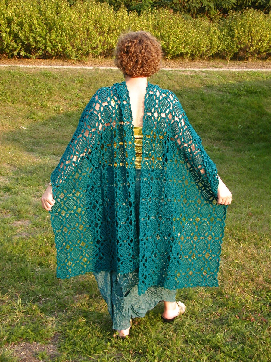 Fascinating! Oversized Crochet Lace Stole in Deep Green - Fascinosa! maxi stola crochet verde cupo
