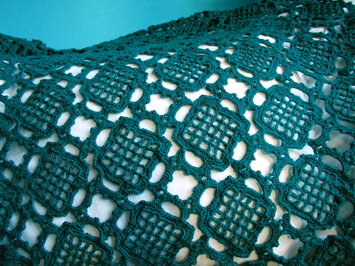 Fascinating! Oversized Crochet Lace Stole in Deep Green - Fascinosa! maxi stola crochet verde cupo
