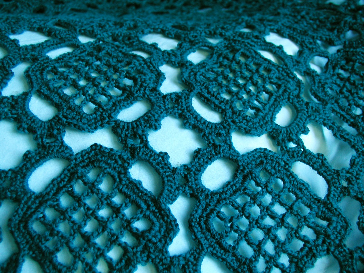 Fascinating! Oversized Crochet Lace Stole in Deep Green - Fascinosa! maxi stola crochet verde cupo