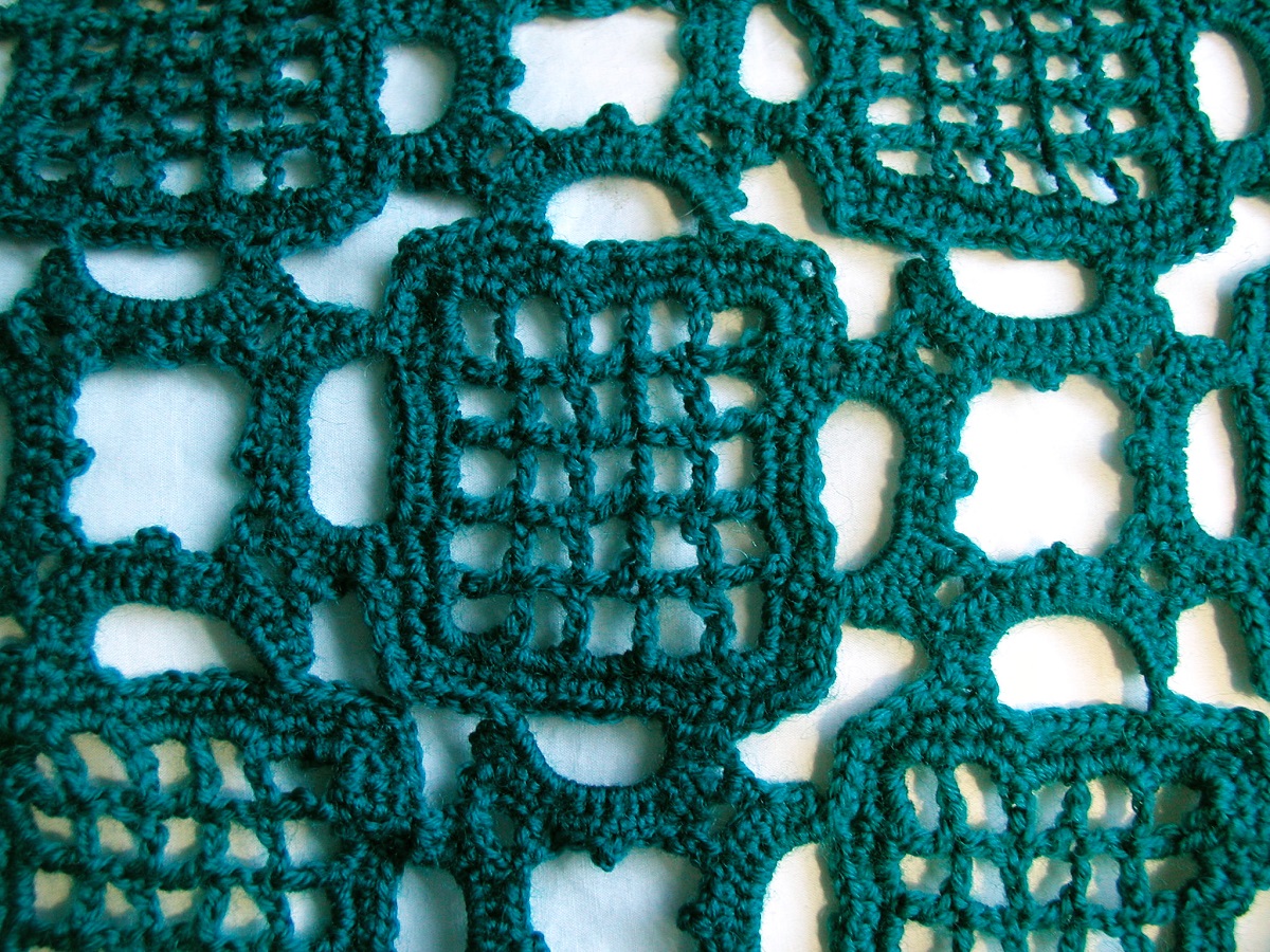 Fascinating! Oversized Crochet Lace Stole in Deep Green - Fascinosa! maxi stola crochet verde cupo