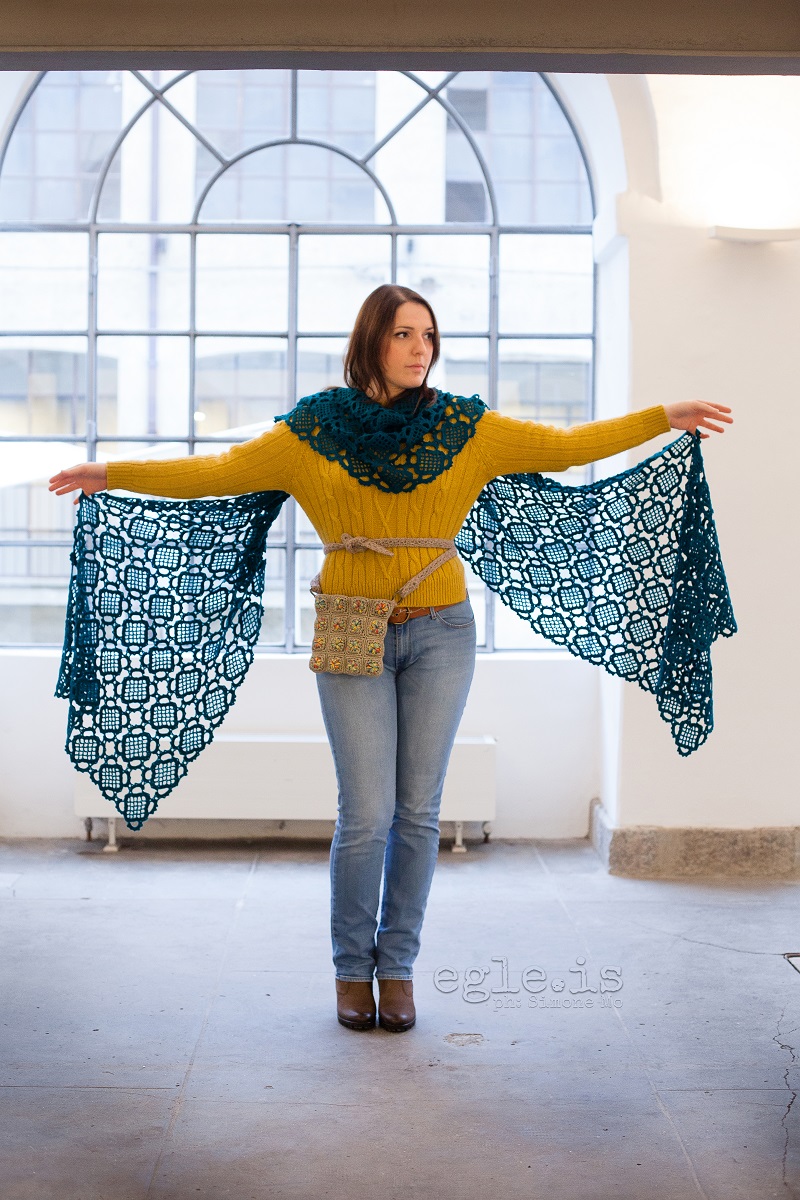 Fascinating! Oversized Crochet Lace Stole in Deep Green - Fascinosa! maxi stola crochet verde cupo
