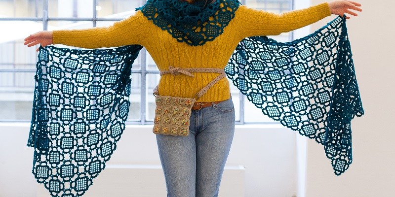 Fascinating! Oversized Crochet Lace Stole in Deep Green - Fascinosa! maxi stola crochet verde cupo