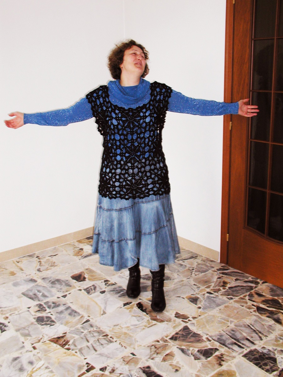 Black Beauty Minimalist Crochet Lace Vest - Gilet minimalista in pizzo crochet "Bellezza Nera"