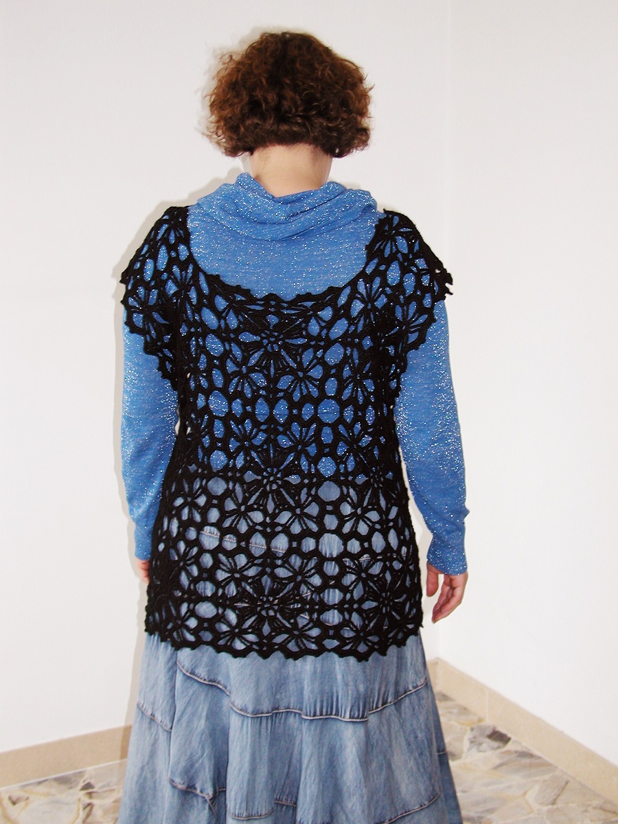 Black Beauty Minimalist Crochet Lace Vest - Gilet minimalista in pizzo crochet "Bellezza Nera"