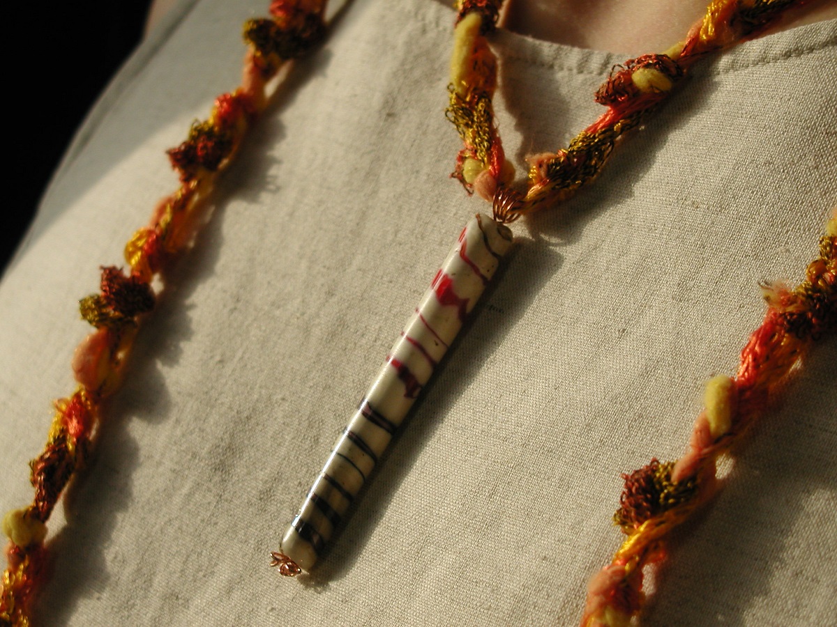 Treasure on the Seashore Crochet Necklace with Artistic Hand-Lampworked Glass Bead - Collana crochet con perla in vetro artistico lavorato a mano "Tesoro Sulla Spiaggia"