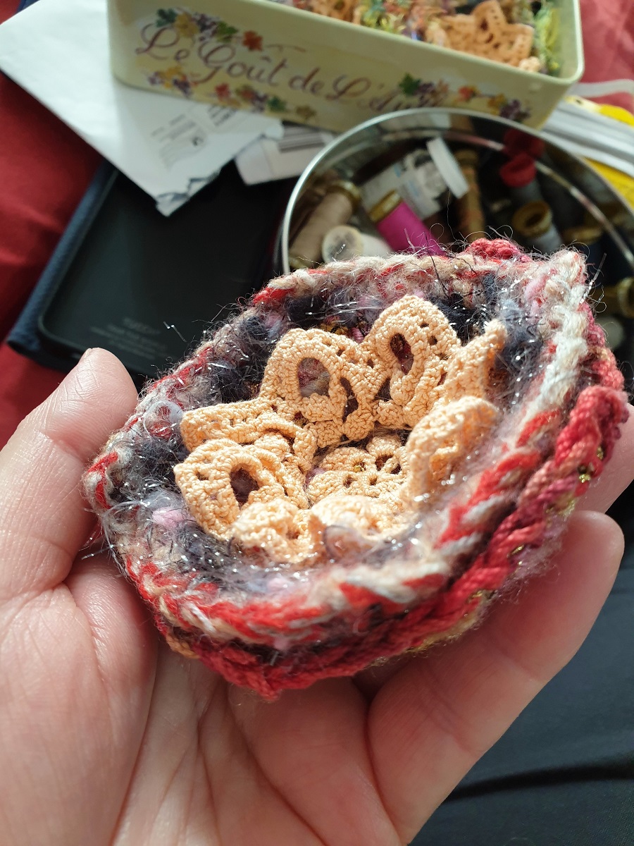 Abstract Flower #3 RRR Fiber Art Brooch - Fiore astratto #3 spilla fiber art RRR