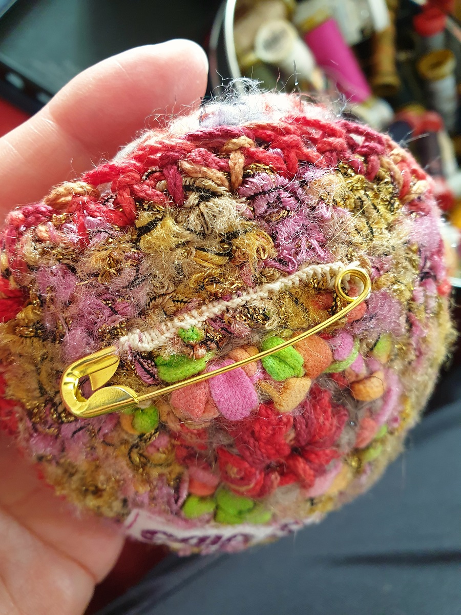 Abstract Flower #3 RRR Fiber Art Brooch - Fiore astratto #3 spilla fiber art RRR