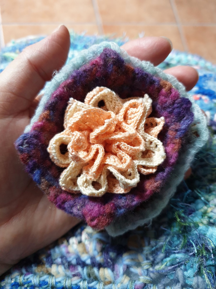 Abstract Flower #4 RRR Fiber Art Brooch - Fiore Astratto #4 spilla fiber art RRR