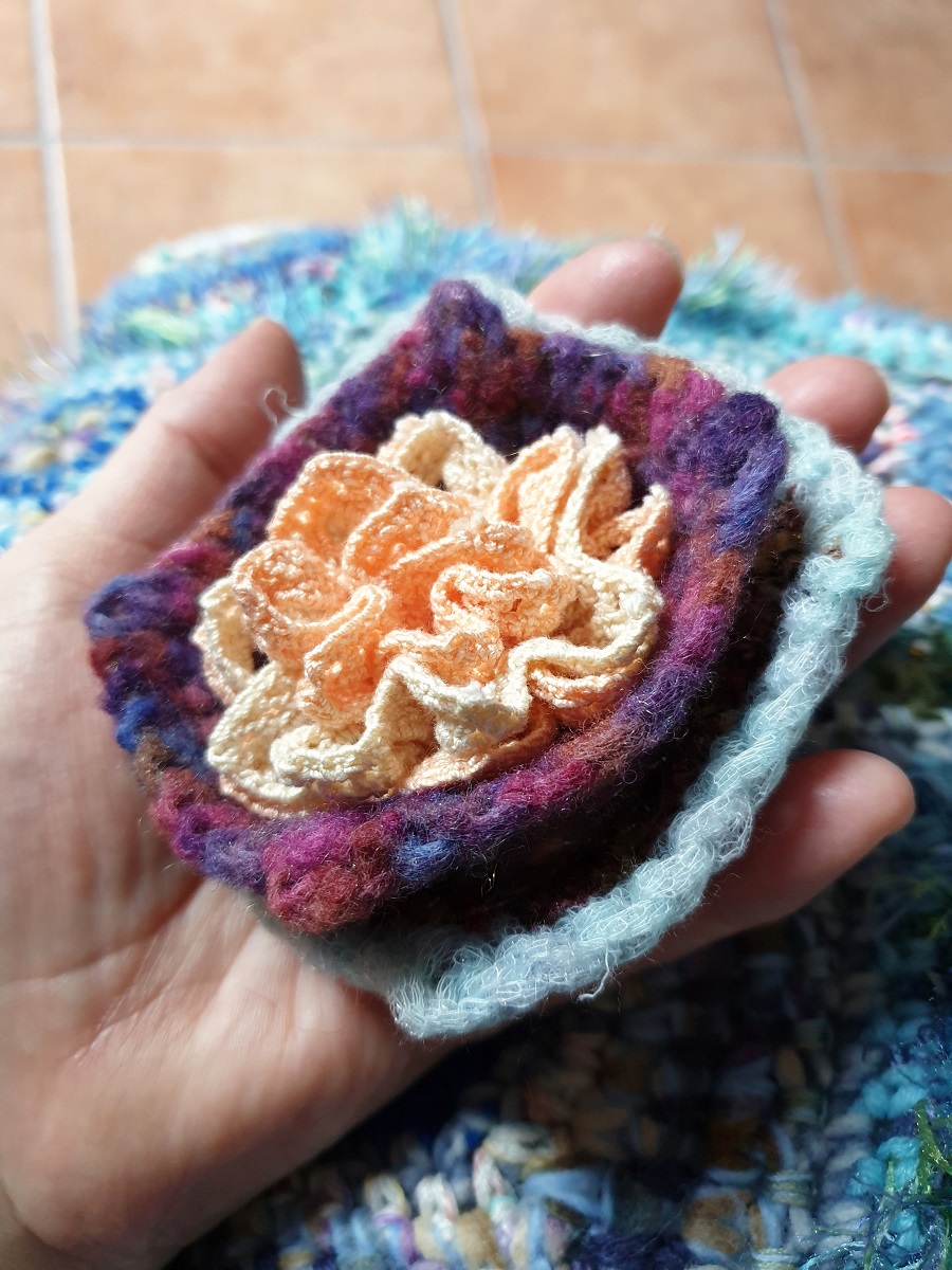 Abstract Flower #4 RRR Fiber Art Brooch - Fiore Astratto #4 spilla fiber art RRR