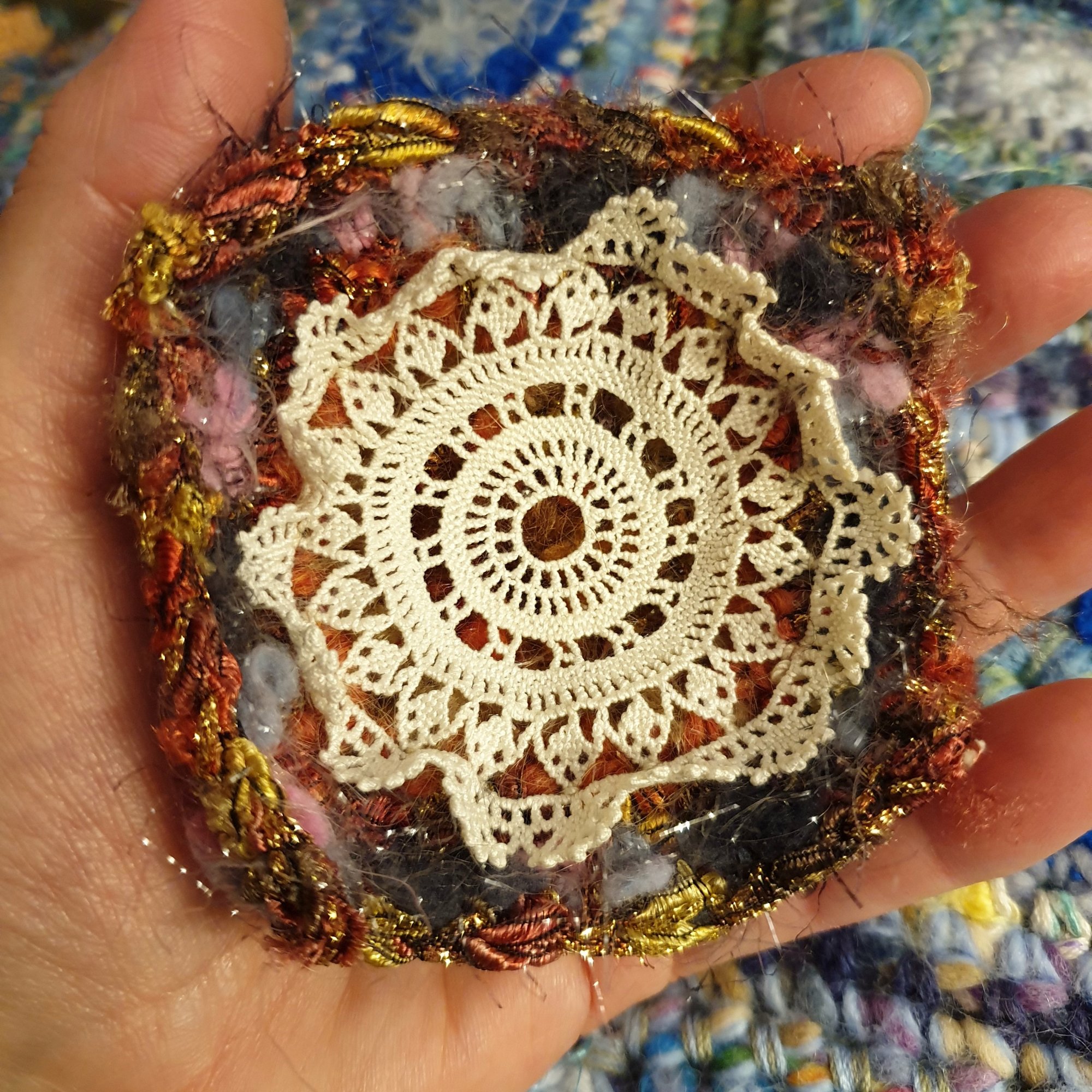 Abstract Flower #5 RRR Fiber Art Brooch - Fiore Astratto #5 spilla fiber art RRR