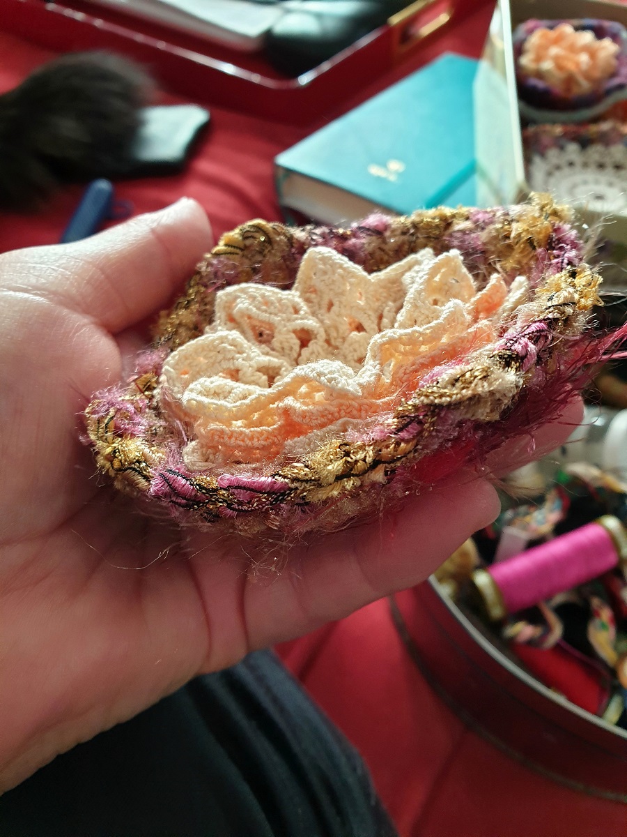 Abstract Flower #2 RRR Fiber Art Brooch - Fiore Astratto #2 spilla fiber art RRR