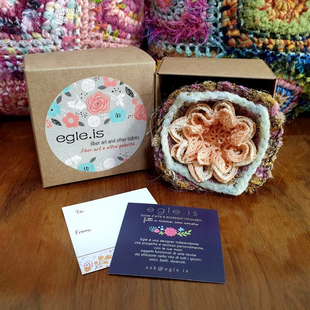 Abstract Flower #7 RRR Fiber Art Brooch - Fiore Astratto #7 spilla fiber art RRR