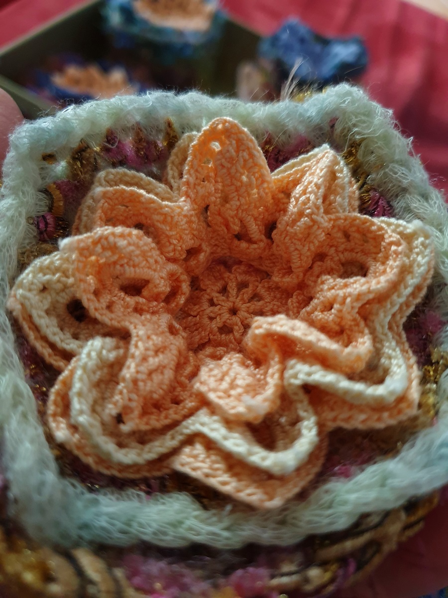 Abstract Flower #7 RRR Fiber Art Brooch - Fiore Astratto #7 spilla fiber art RRR