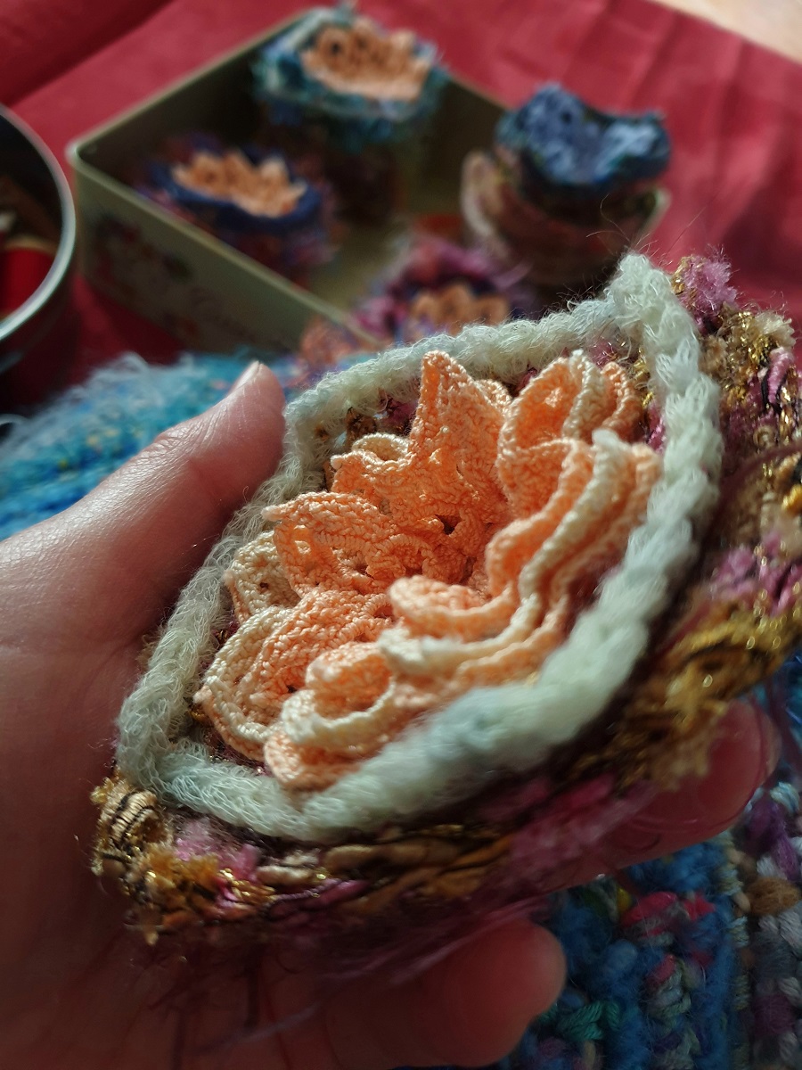 Abstract Flower #7 RRR Fiber Art Brooch - Fiore Astratto #7 spilla fiber art RRR