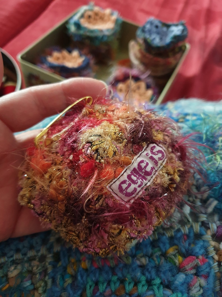 Abstract Flower #7 RRR Fiber Art Brooch - Fiore Astratto #7 spilla fiber art RRR