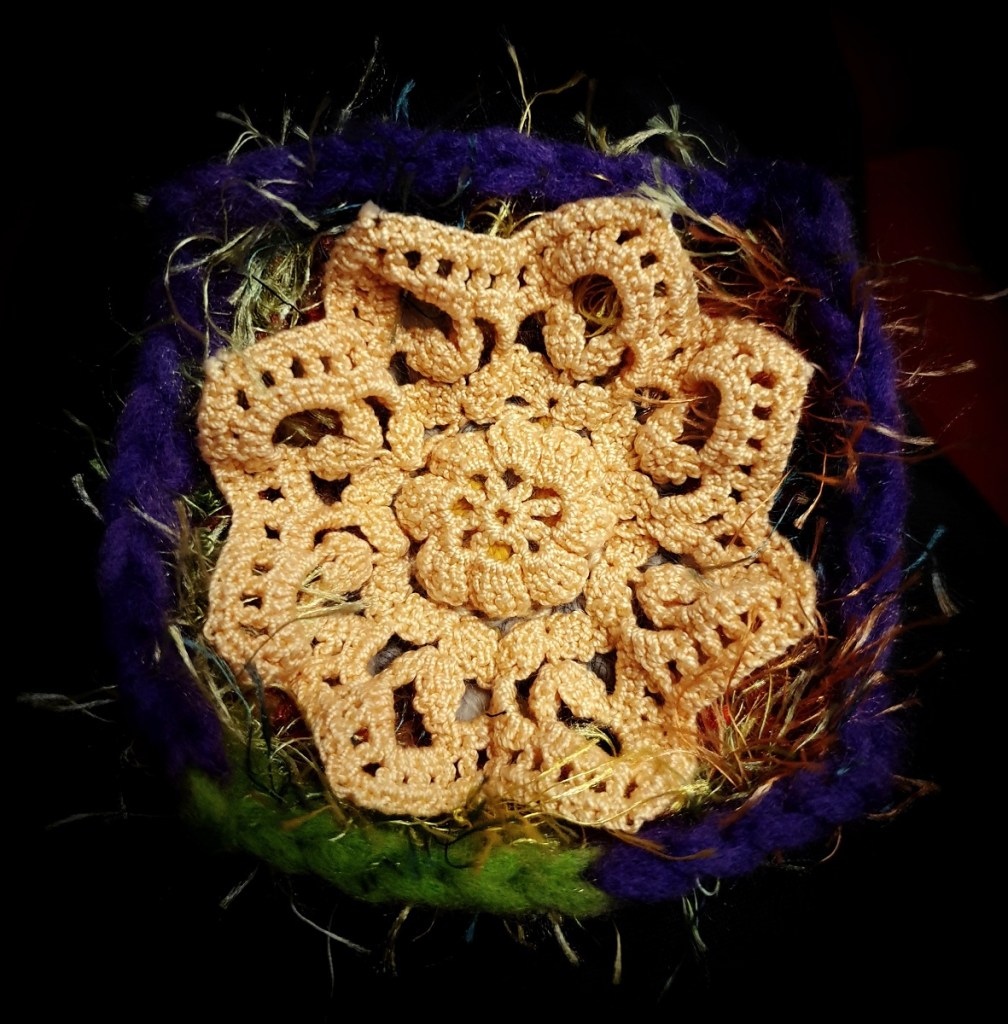 Abstract Flower #8 RRR Fiber Art Brooch - Fiore Astratto #8 spilla fiber art RRR