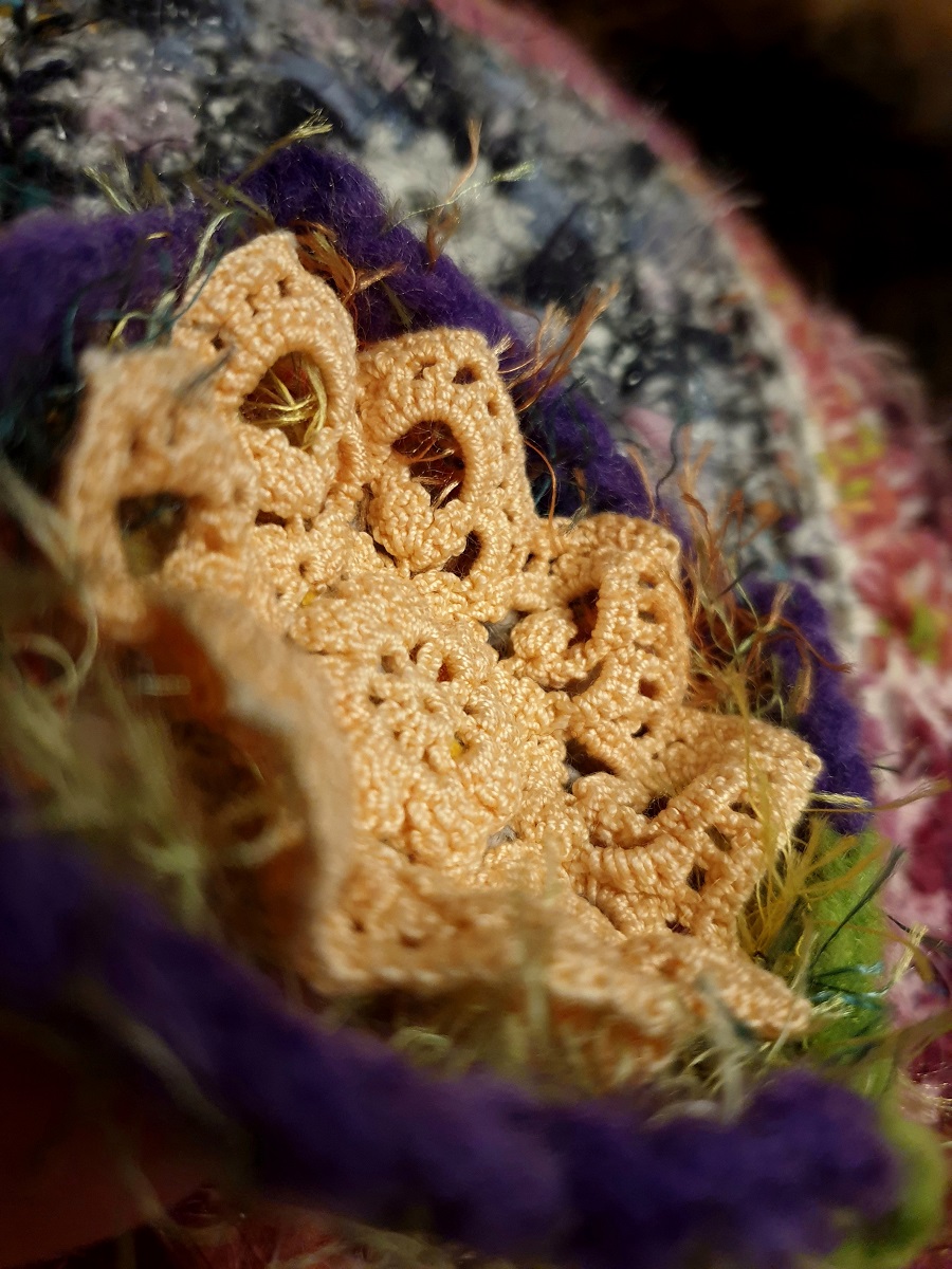 Abstract Flower #8 RRR Fiber Art Brooch - Fiore Astratto #8 spilla fiber art RRR