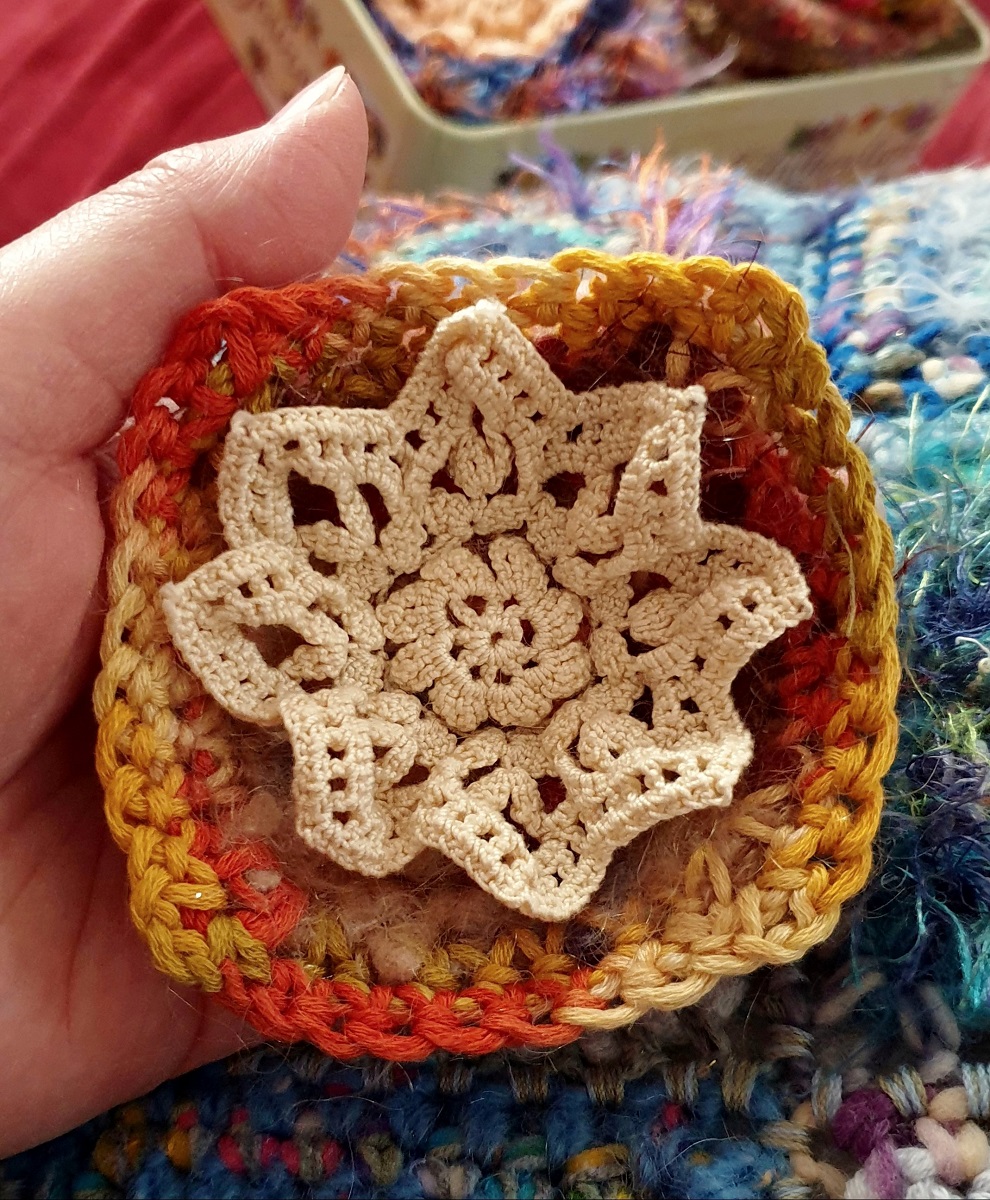 Abstract Flower #6 RRR Fiber Art Brooch - Fiore Astratto #6 spilla fiber art RRR