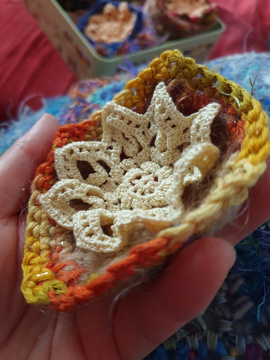 Abstract Flower #6 RRR Fiber Art Brooch - Fiore Astratto #6 spilla fiber art RRR