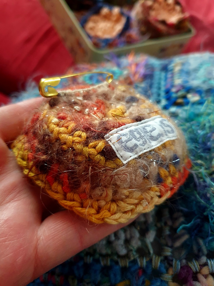 Abstract Flower #6 RRR Fiber Art Brooch - Fiore Astratto #6 spilla fiber art RRR