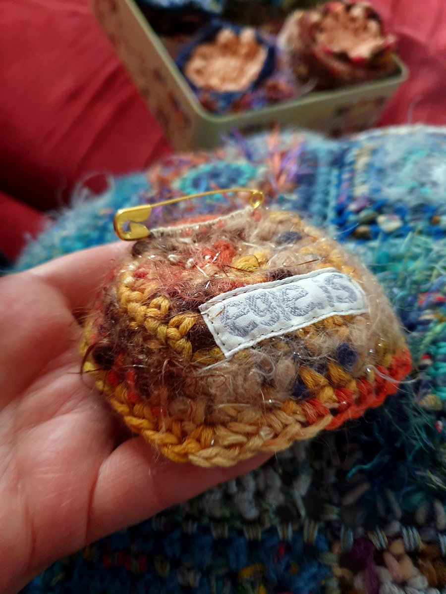 Abstract Flower #6 RRR Fiber Art Brooch - Fiore Astratto #6 spilla fiber art RRR