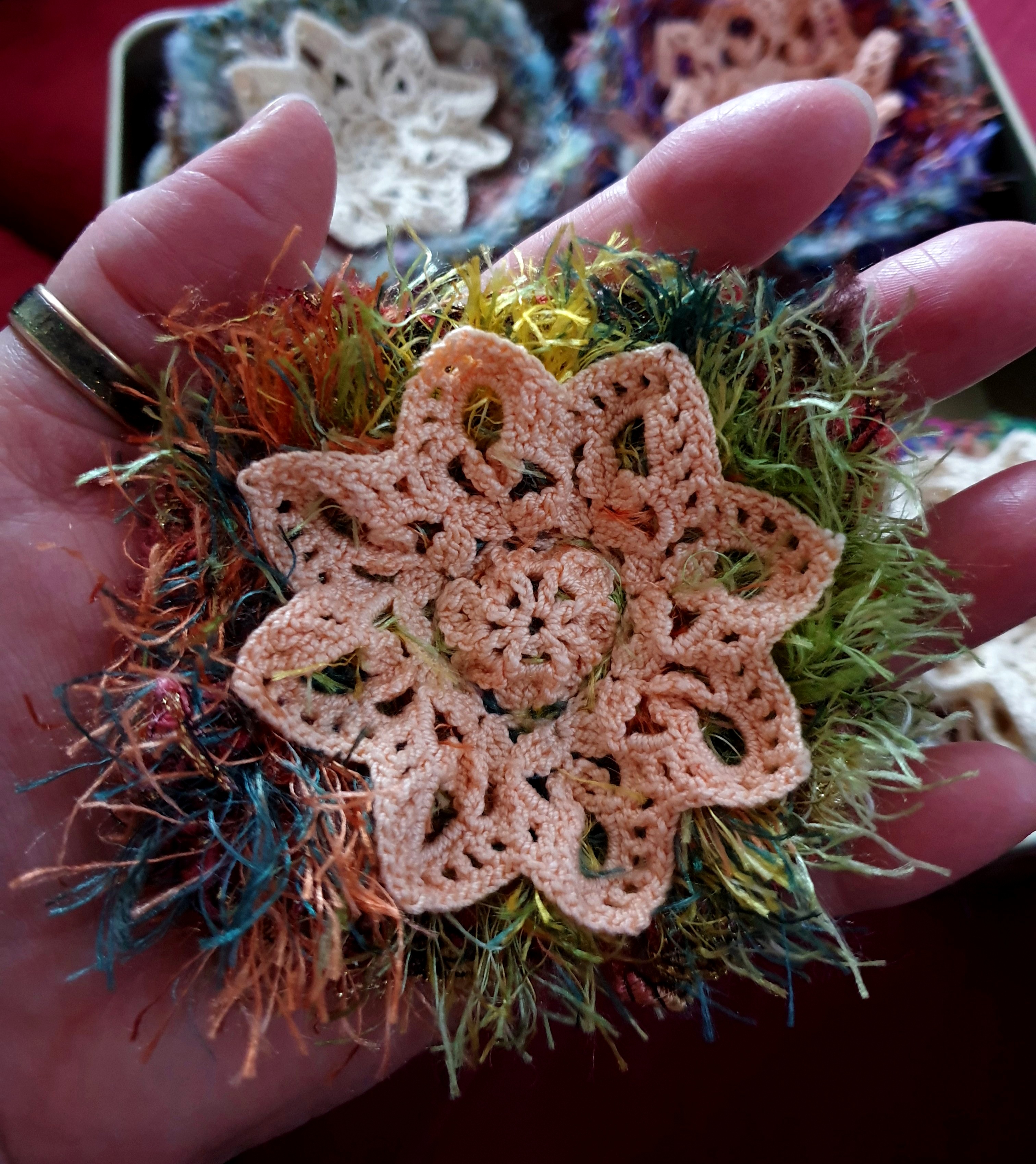 Abstract Flower #10 RRR Fiber Art Brooch - Fiore Astratto #10 spilla fiber art RRR
