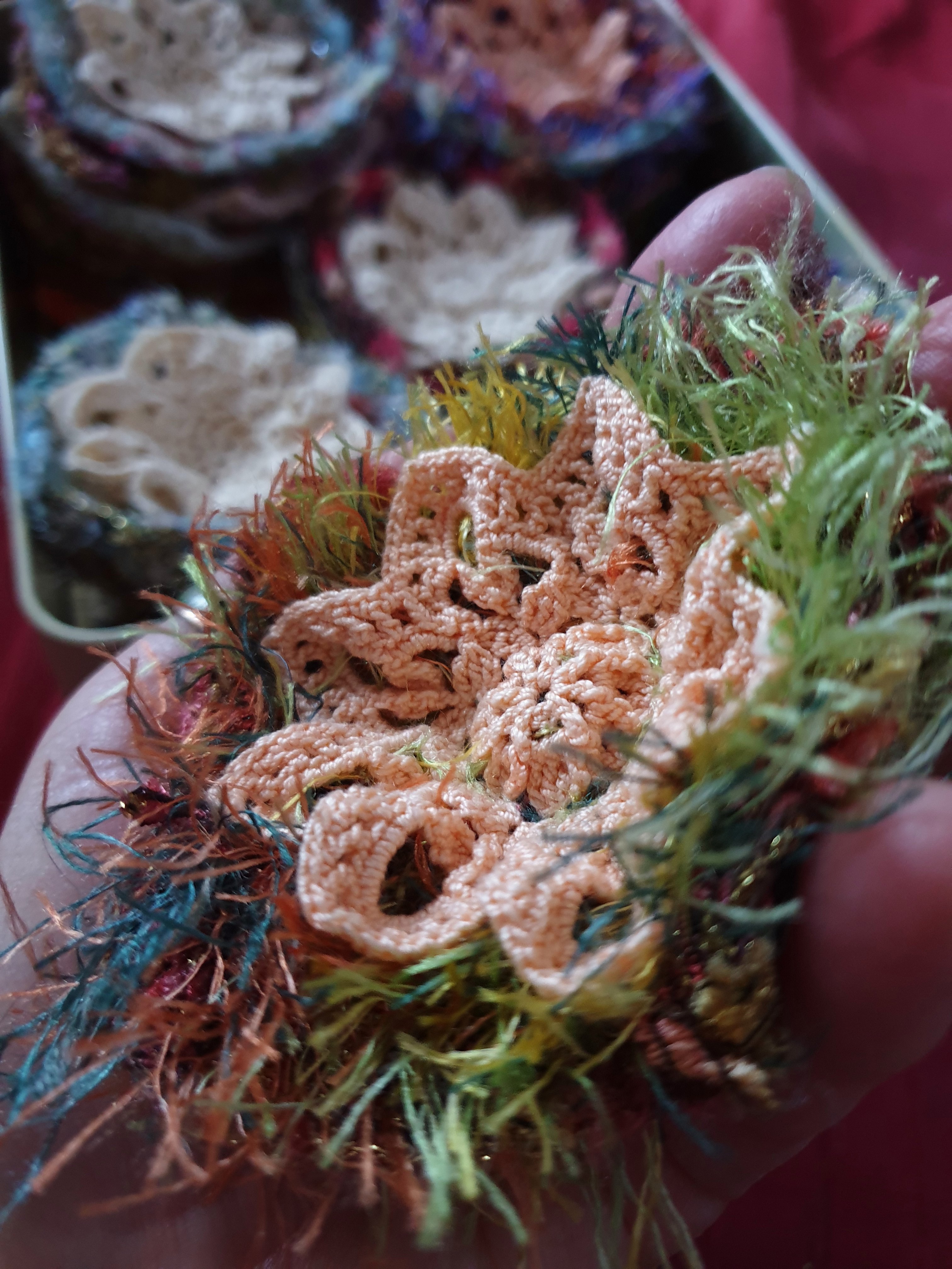 Abstract Flower #10 RRR Fiber Art Brooch - Fiore Astratto #10 spilla fiber art RRR