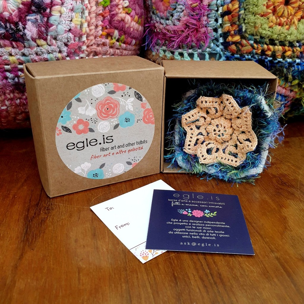 Abstract Flower #11 RRR Fiber Art Brooch - Fiore Astratto #11 spilla fiber art RRR