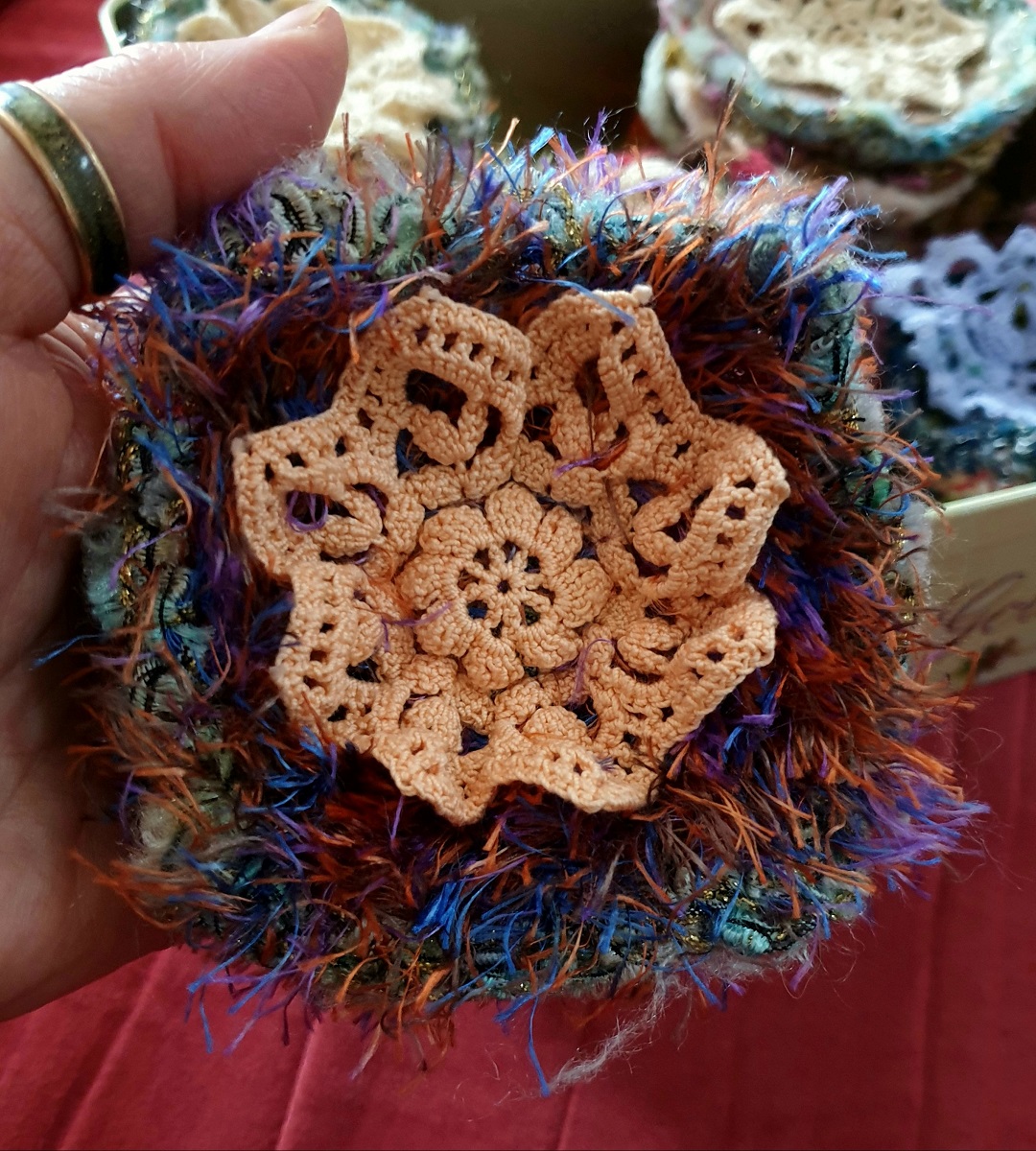 Abstract Flower #9 RRR Fiber Art Brooch - Fiore Astratto #9 spilla fiber art RRR