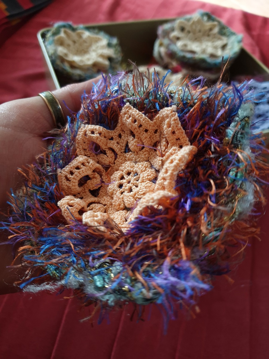 Abstract Flower #9 RRR Fiber Art Brooch - Fiore Astratto #9 spilla fiber art RRR