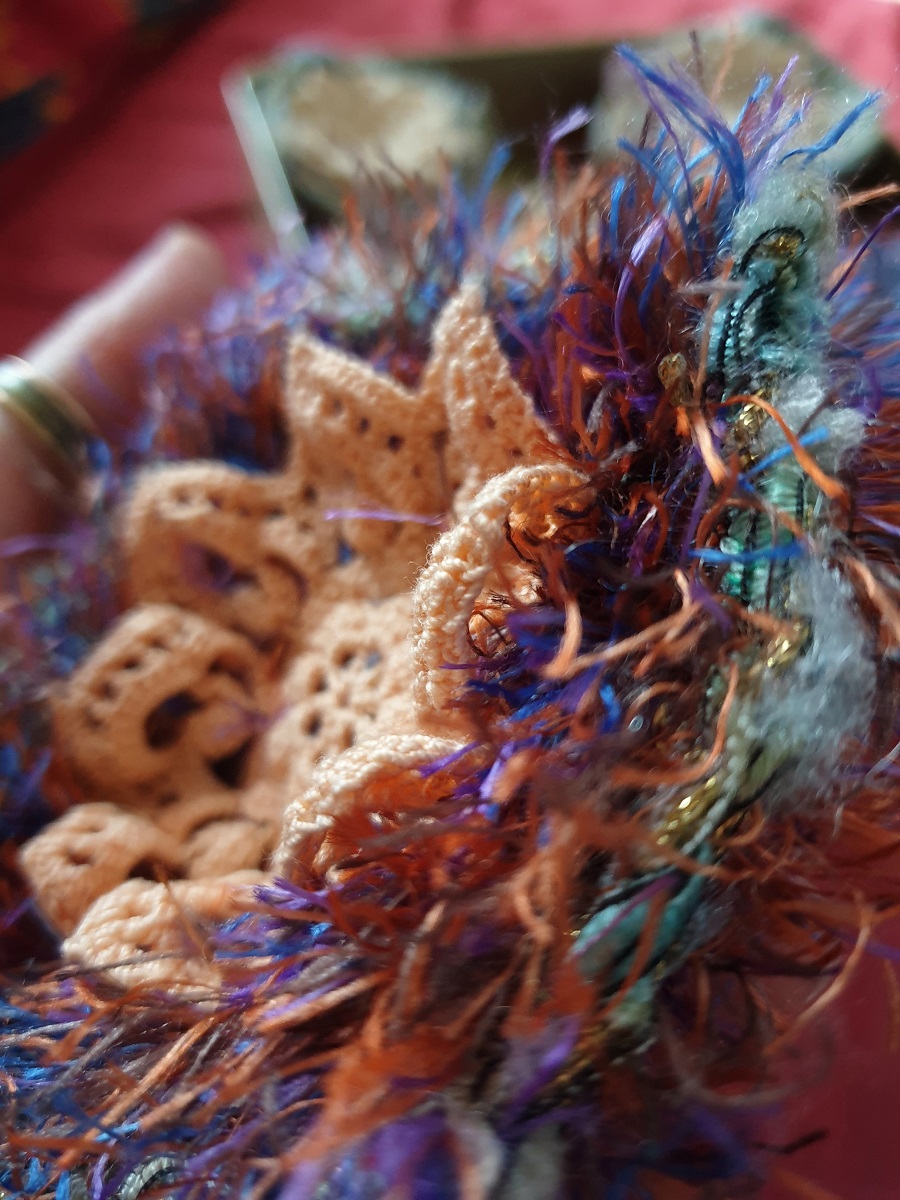 Abstract Flower #9 RRR Fiber Art Brooch - Fiore Astratto #9 spilla fiber art RRR