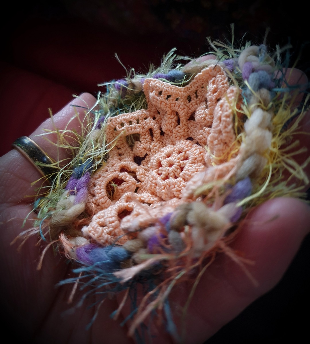 Abstract Flower #14 RRR Fiber Art Brooch - Fiore Astratto #14 spilla fiber art RRR