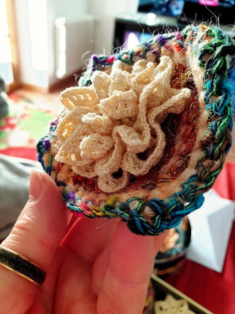 Abstract Flower #12 RRR Fiber Art Brooch - Fiore Astratto #12 spilla fiber art RRR