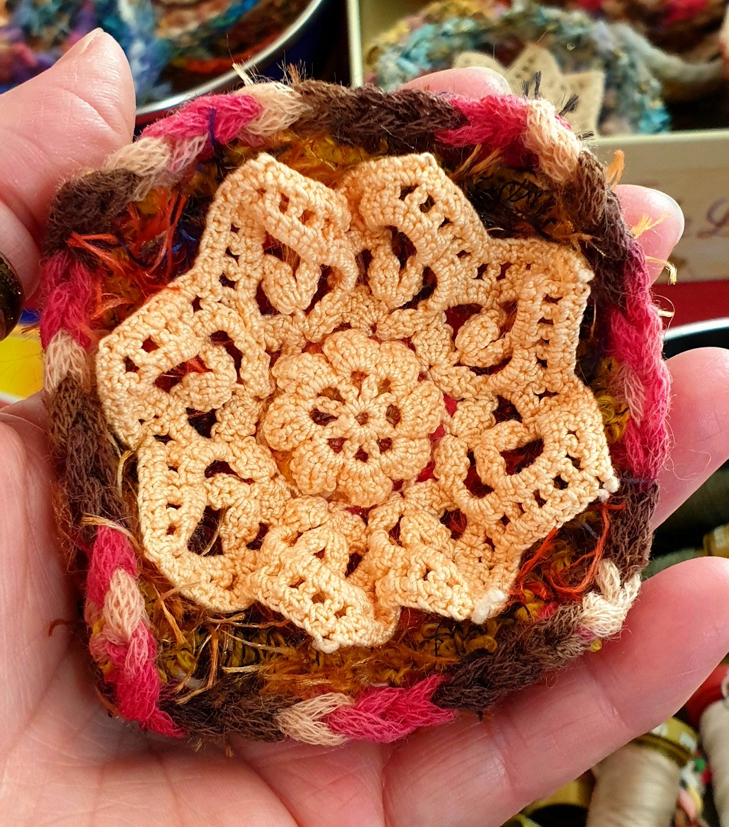 Abstract Flower #16 RRR Fiber Art Brooch - Fiore Astratto #16 spilla fiber art RRR