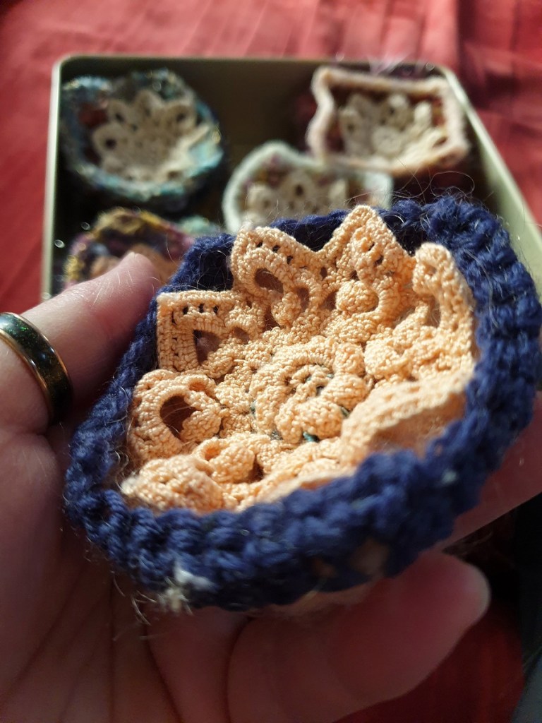 Abstract Flower #15 RRR Fiber Art Brooch - Fiore Astratto #15 spilla fiber art RRR