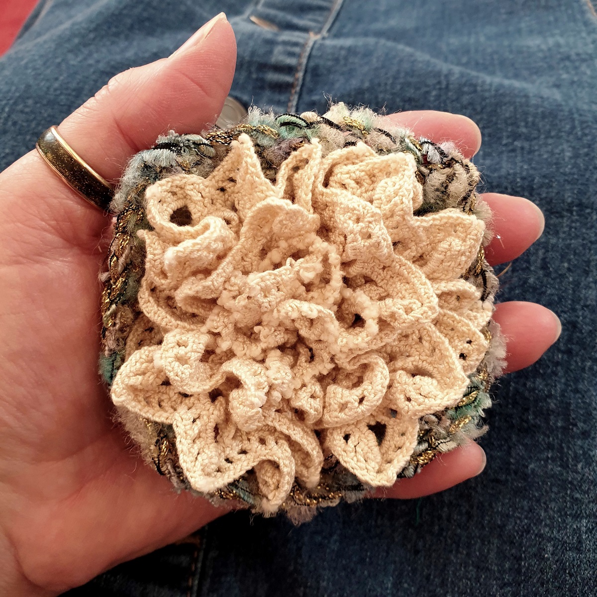 Abstract Flower #18 RRR Fiber Art Brooch - Fiore Astratto #18 spilla fiber art RRR