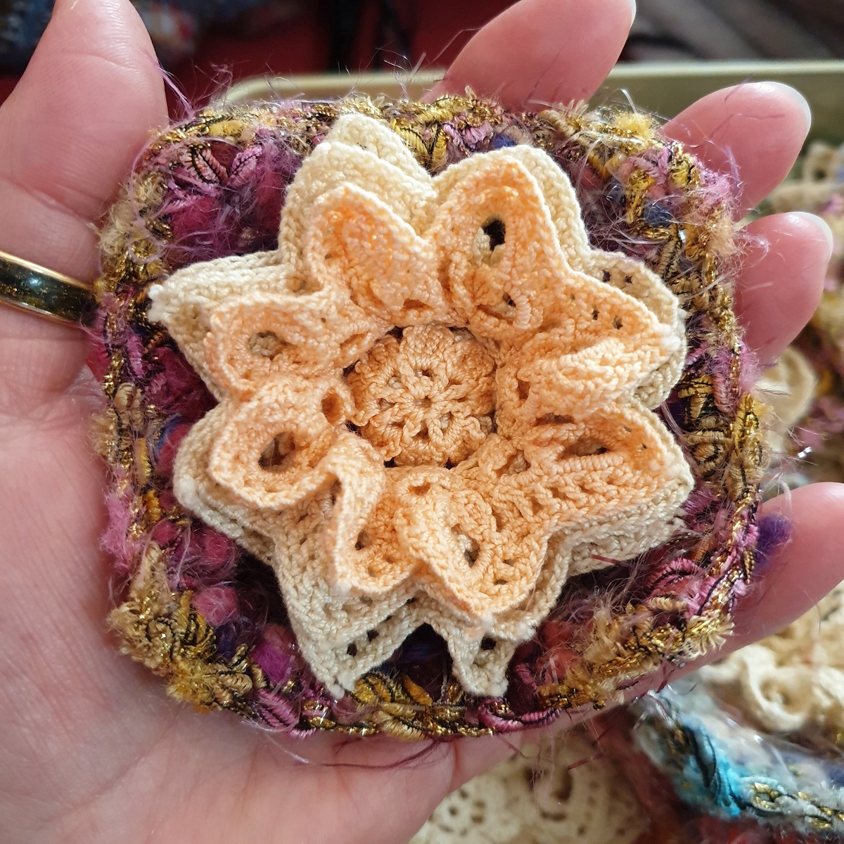 Abstract Flower #21 RRR Fiber Art Brooch - Fiore Astratto #21 spilla fiber art RRR