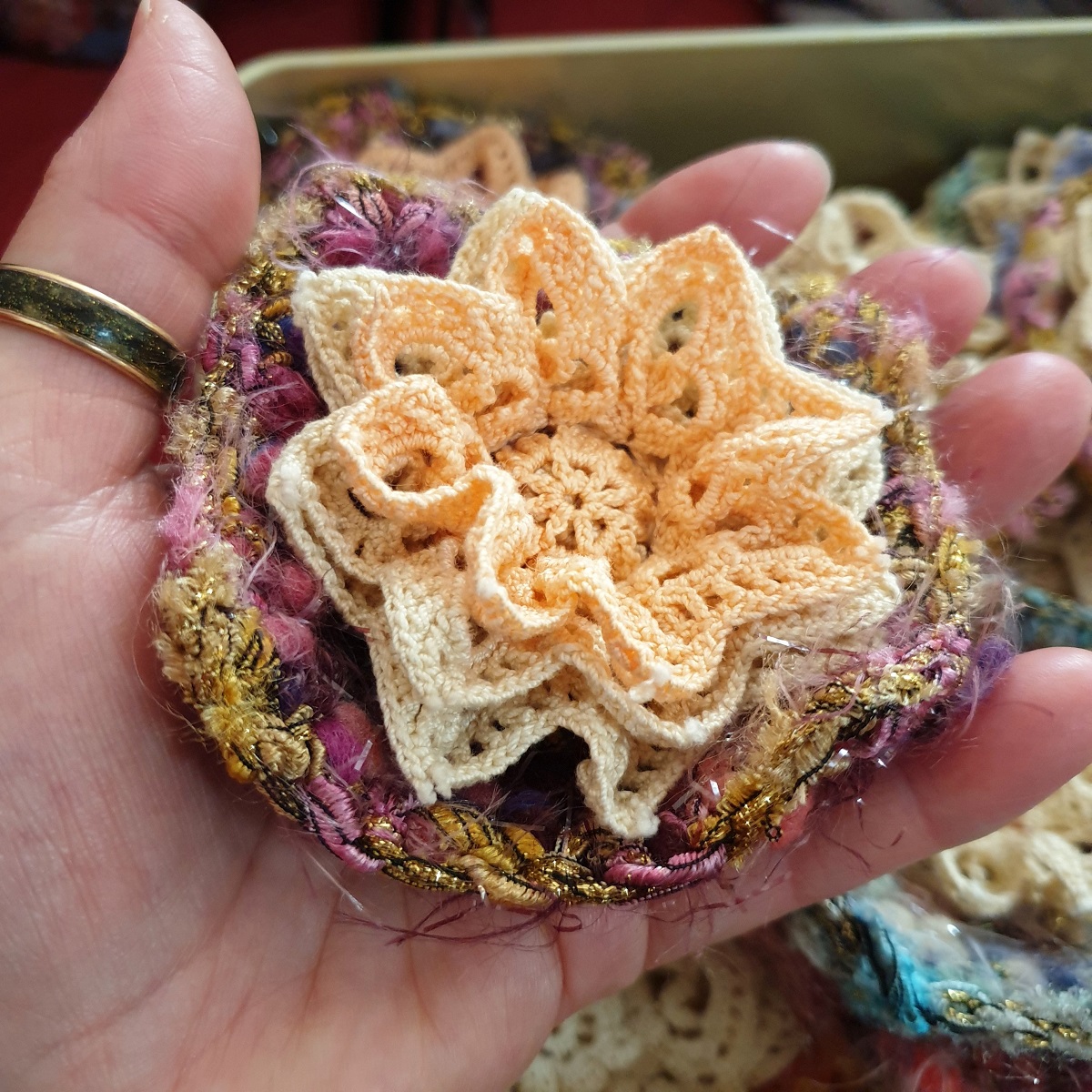 Abstract Flower #21 RRR Fiber Art Brooch - Fiore Astratto #21 spilla fiber art RRR