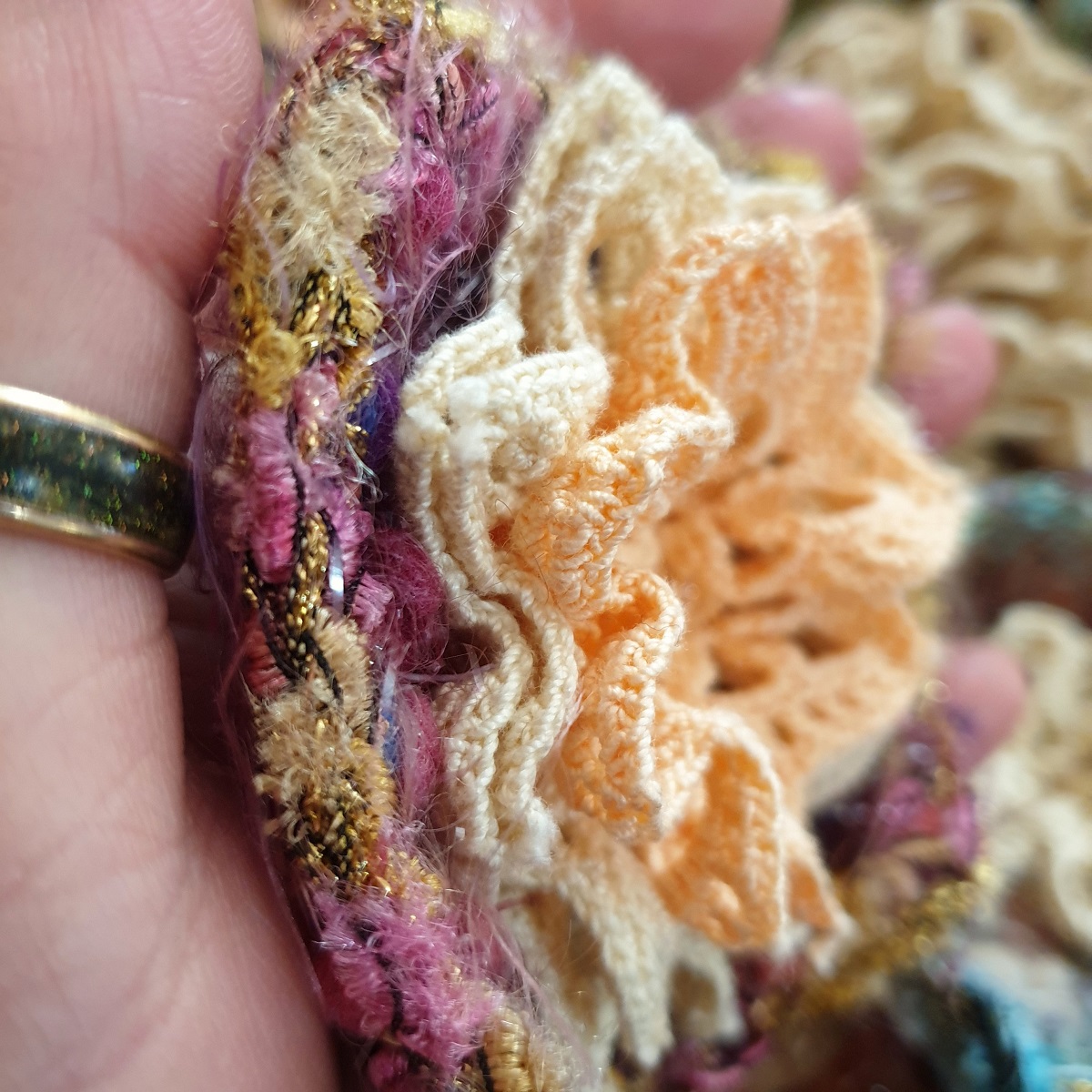 Abstract Flower #21 RRR Fiber Art Brooch - Fiore Astratto #21 spilla fiber art RRR