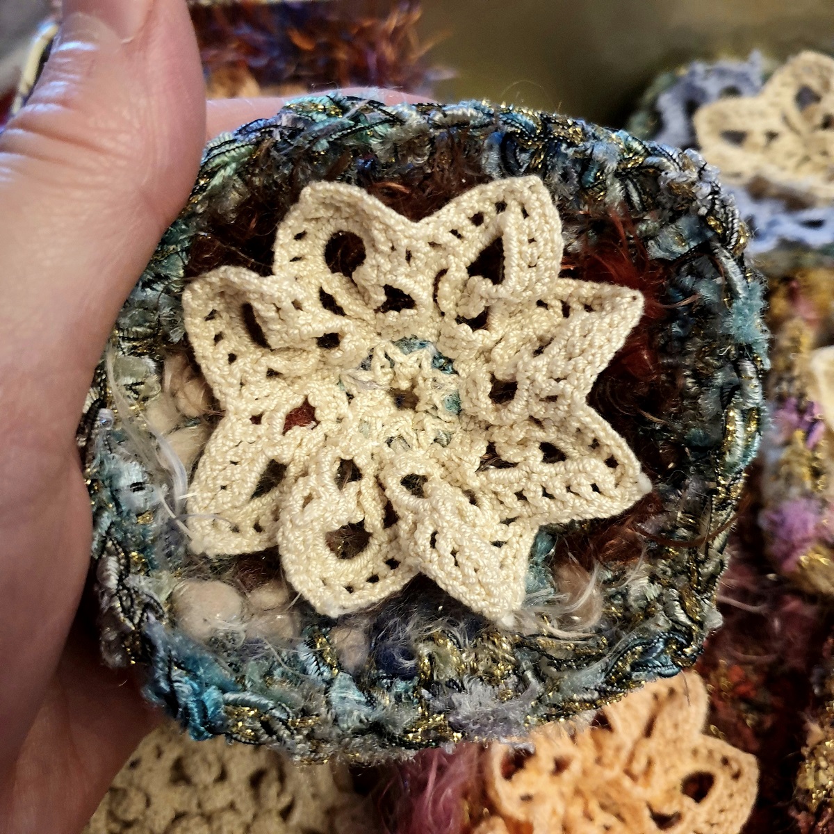 Abstract Flower #22 RRR Fiber Art Brooch - Fiore Astratto #22 spilla fiber art RRR