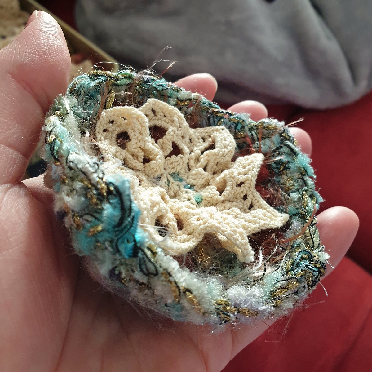 Abstract Flower #22 RRR Fiber Art Brooch - Fiore Astratto #22 spilla fiber art RRR