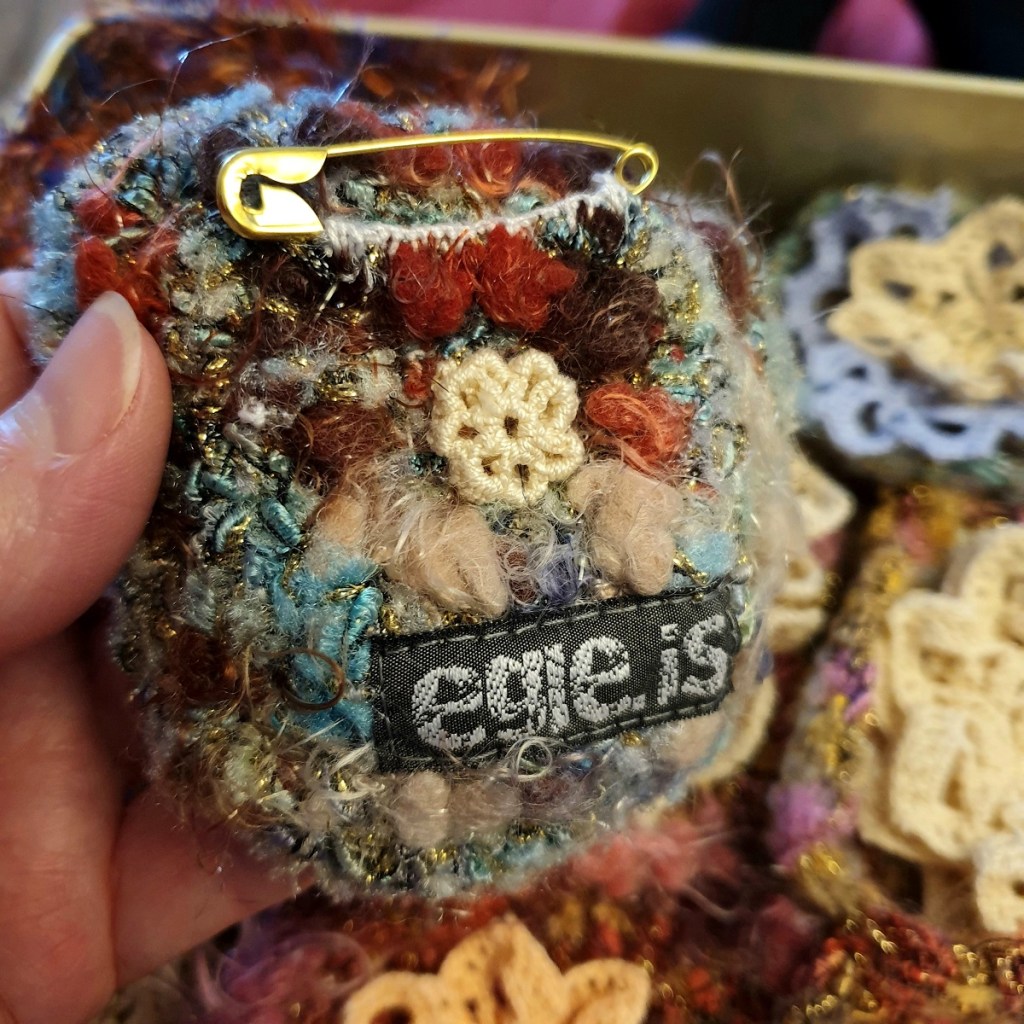 Abstract Flower #22 RRR Fiber Art Brooch - Fiore Astratto #22 spilla fiber art RRR