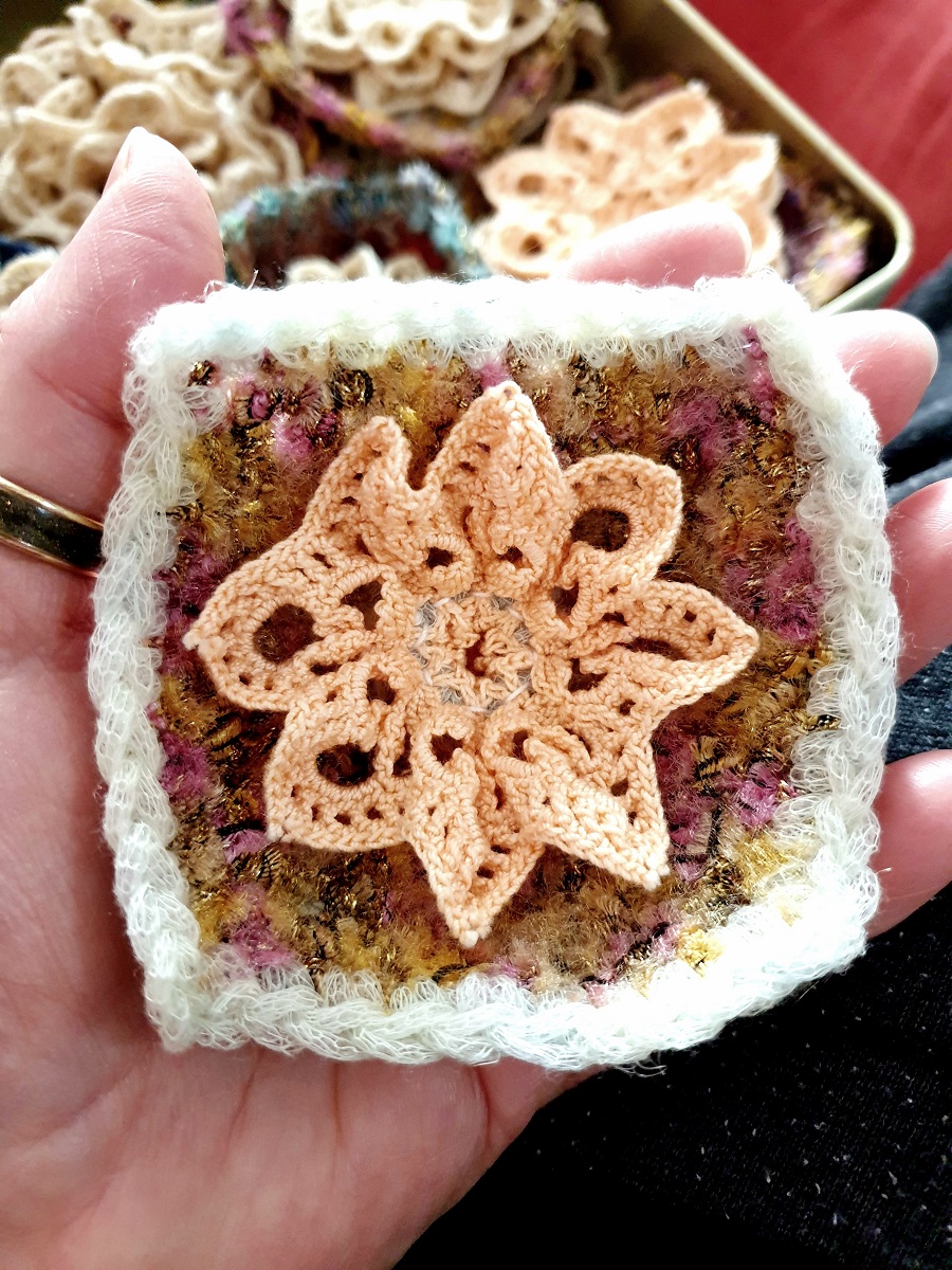 Abstract Flower #20 RRR Fiber Art Brooch - Fiore Astratto #20 spilla fiber art RRR