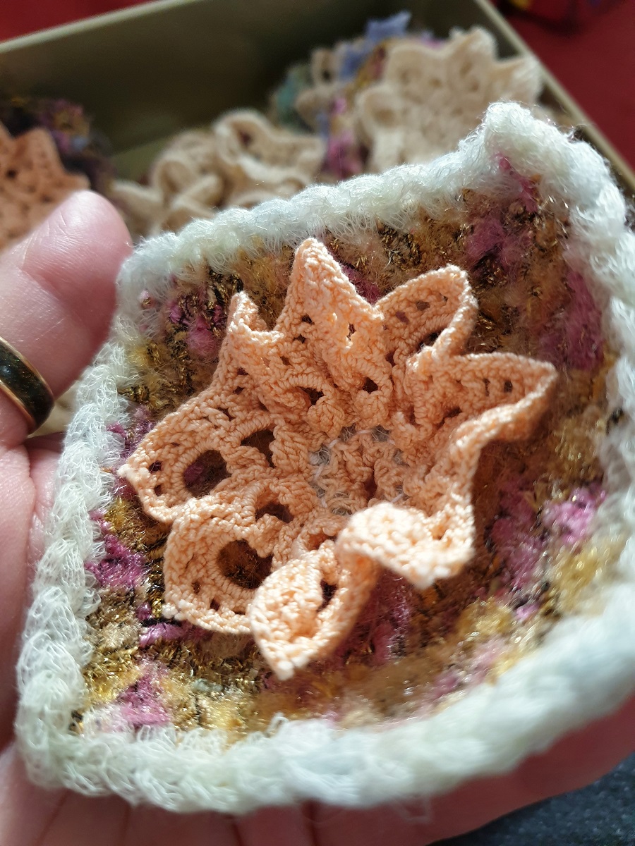 Abstract Flower #20 RRR Fiber Art Brooch - Fiore Astratto #20 spilla fiber art RRR