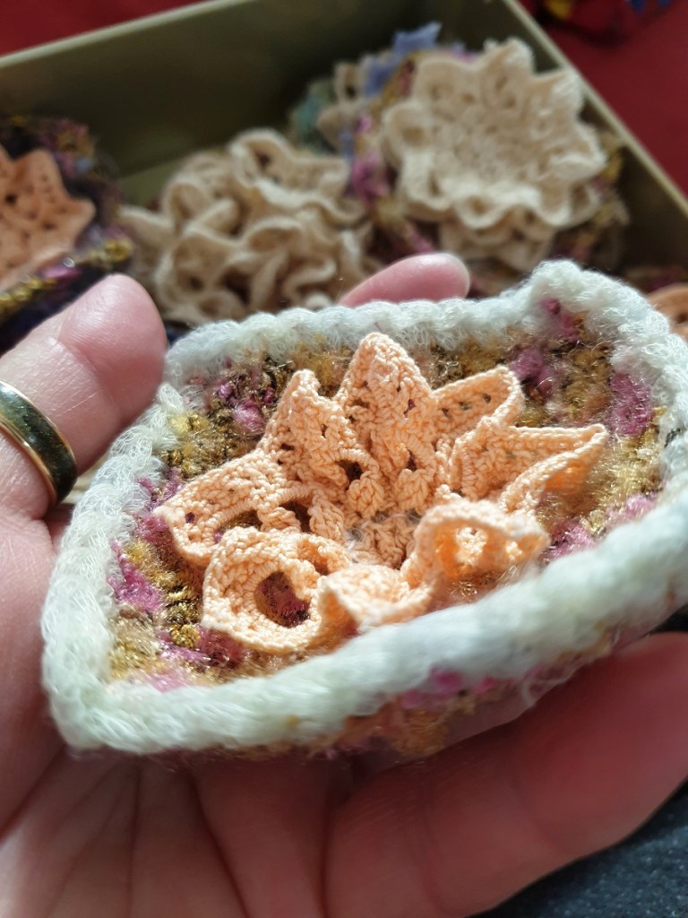 Abstract Flower #20 RRR Fiber Art Brooch - Fiore Astratto #20 spilla fiber art RRR