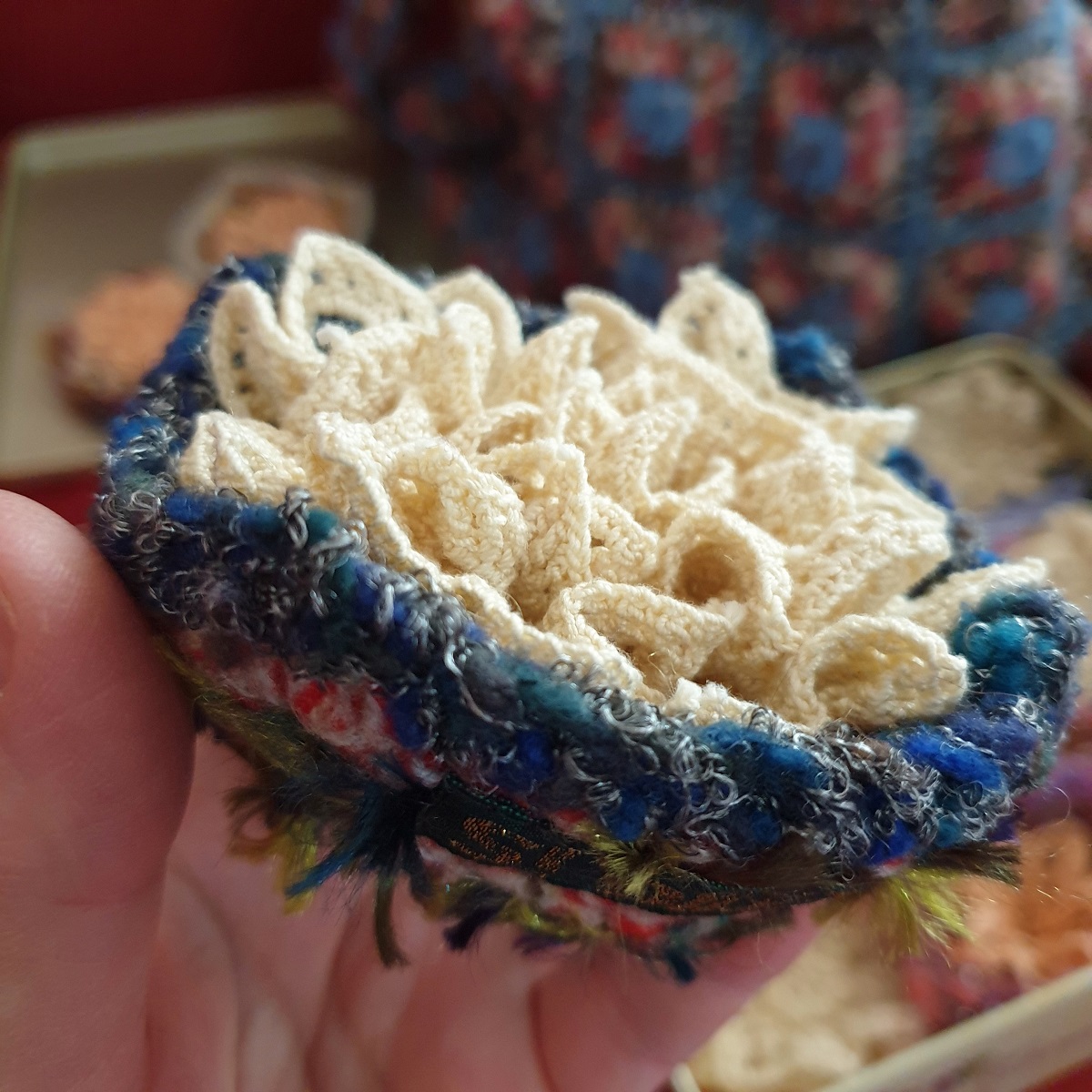 Abstract Flower #23 RRR Fiber Art Brooch - Fiore Astratto #23 spilla fiber art RRR