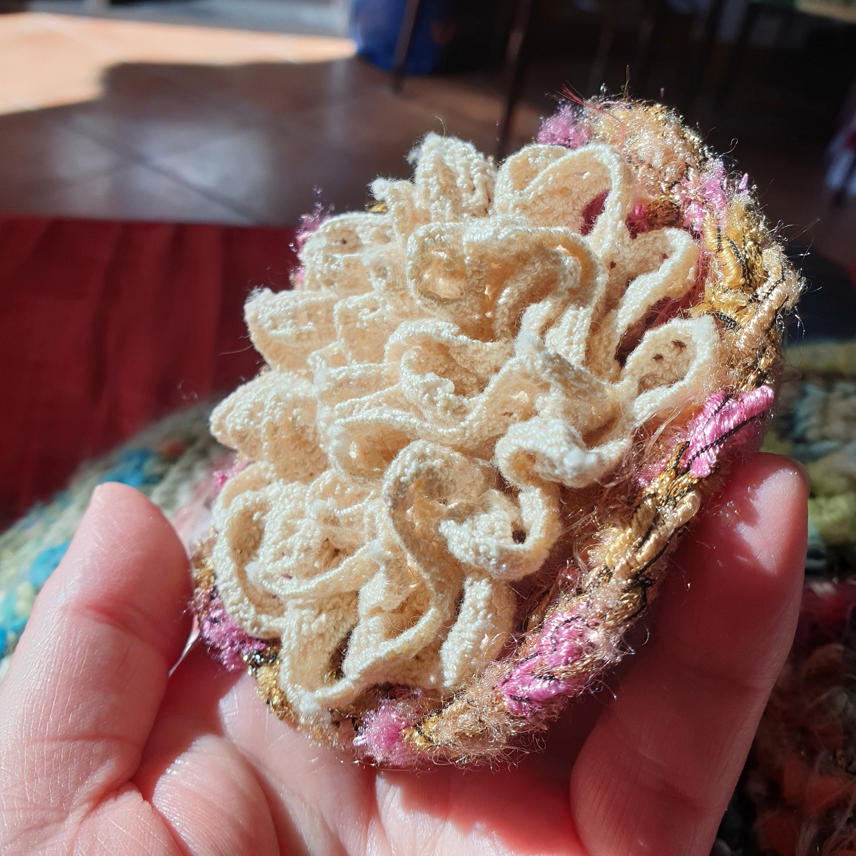 Abstract Flower #25 RRR Fiber Art Brooch - Fiore Astratto #25 spilla fiber art RRR